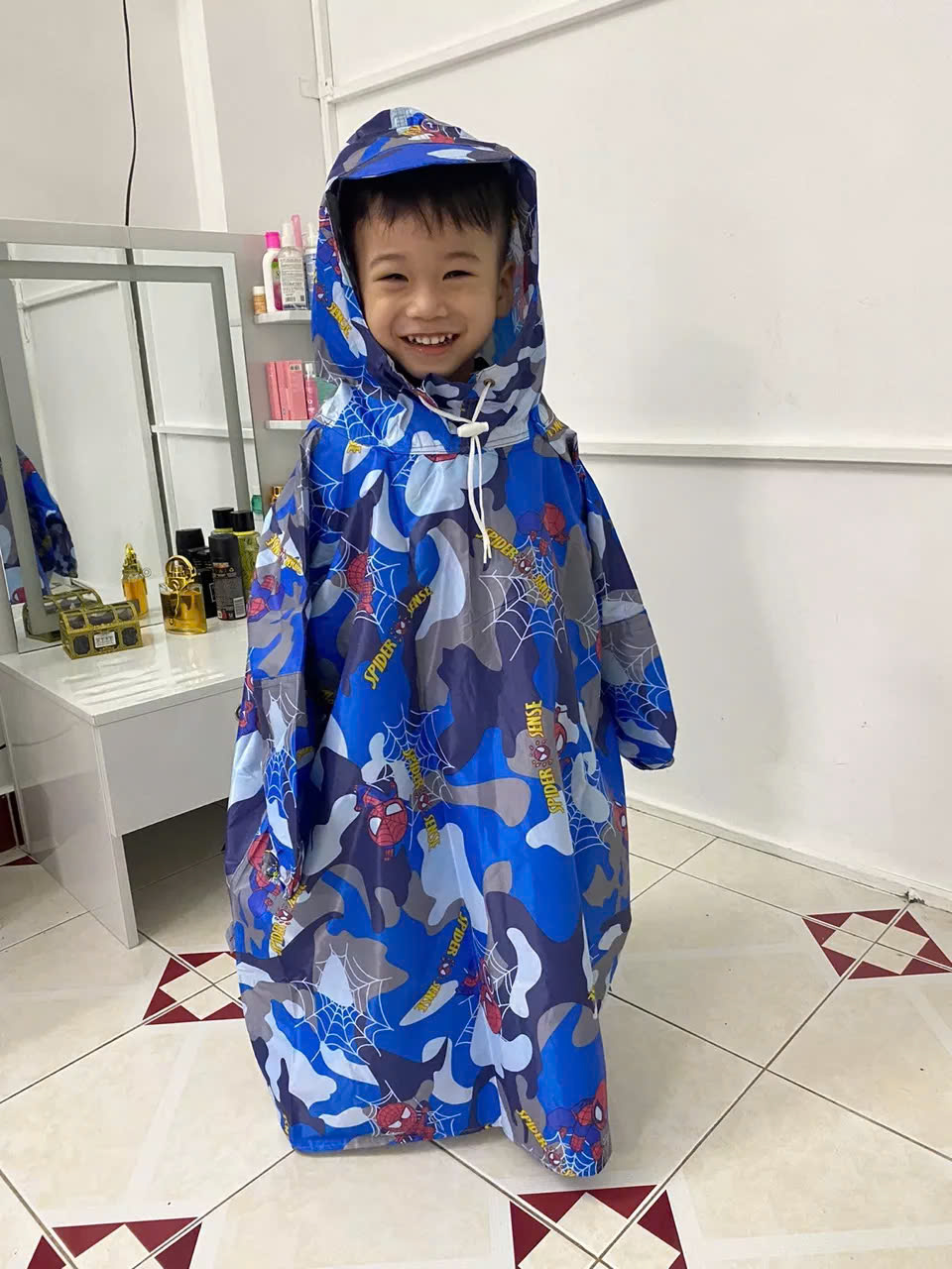 Áo Mưa Trẻ Em Unisex 1–4 Tuổi – Áo Mưa Trùm Kín Vải Dù Chống Nước, Họa Tiết Hoạt Hình, Gọn Nhẹ Có Túi Đựng, Giao Màu Ngẫu Nhiên