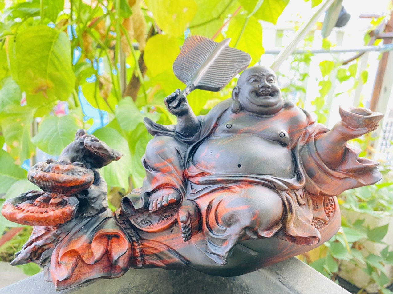 Tượng di lạc cầm quạt