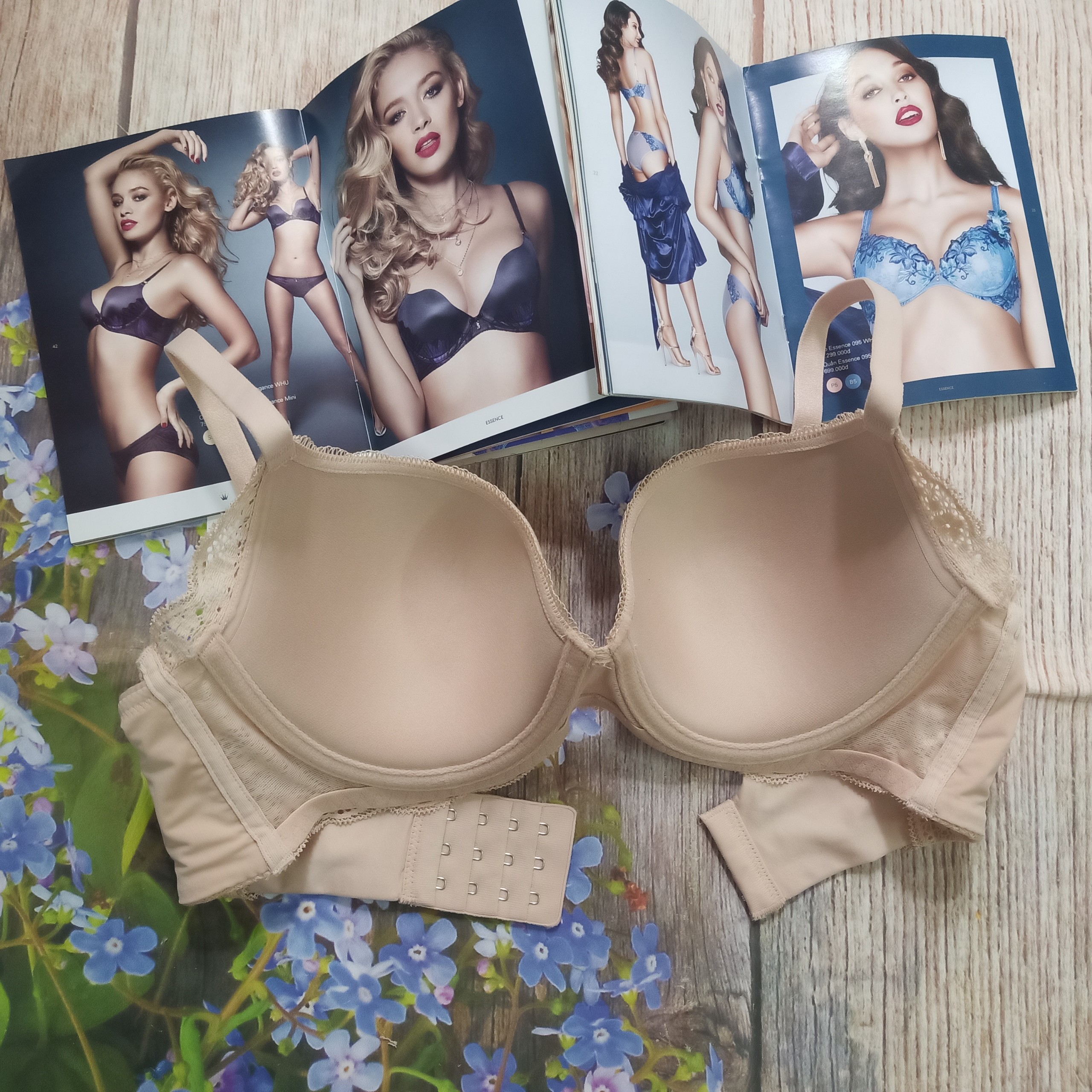 Áo lót nữ mút mỏng có gọng Triumph Comfort Touch WHP 8295 bản lưng to 3 móc cài giúp nâng và tạo khe ngực quyến rũ, cúp quả sâu, to phù hợp với người ngực lớn