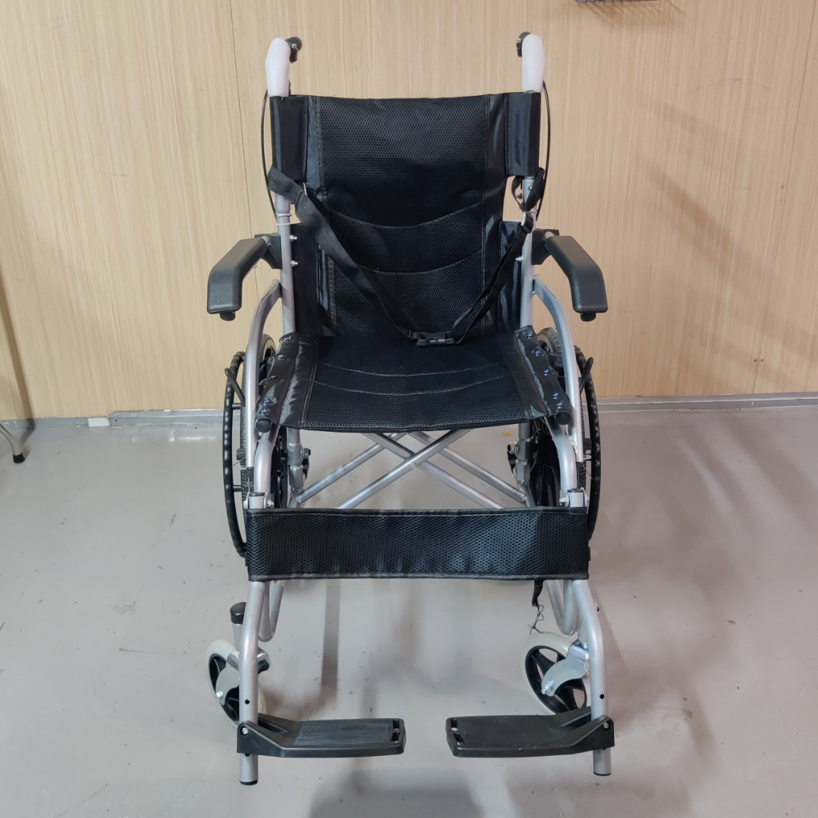Xe lăn gấp gọn xách tay, siêu nhỏ gọn, siêu nhẹ - Tay ghế có thể nâng lên tiện cho việc ra vào - Hàng chính hàng NIKITA 2023