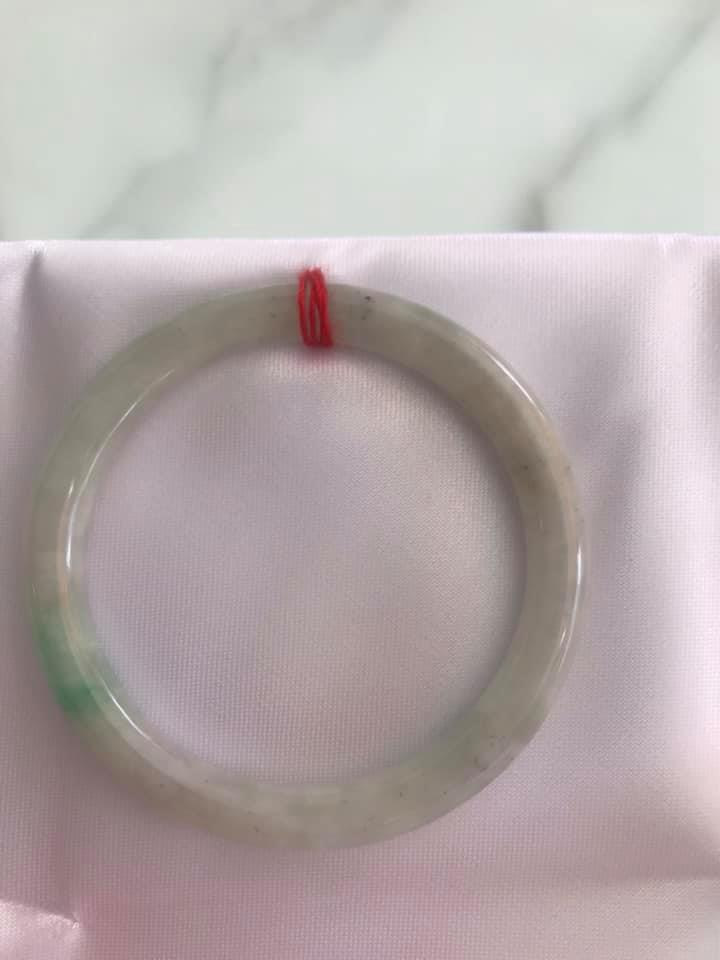 Vòng cẩm thạch tự nhiên TRA 49mm x cọng tròn 7mm Màu trắng bông bóng 1 vân xanh lý tươi rất đẹp Nữ 45kg - 51kg ạ
