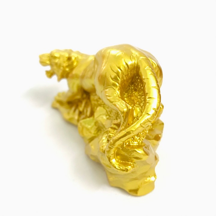 Tượng con Cọp vàng, chất liệu nhựa được phủ lớp màu vàng óng bắt mắt, dùng trưng bày trong nhà, những nơi phong thủy, cầu mong may mắn, tài lộc - TMT Collection - SP005231
