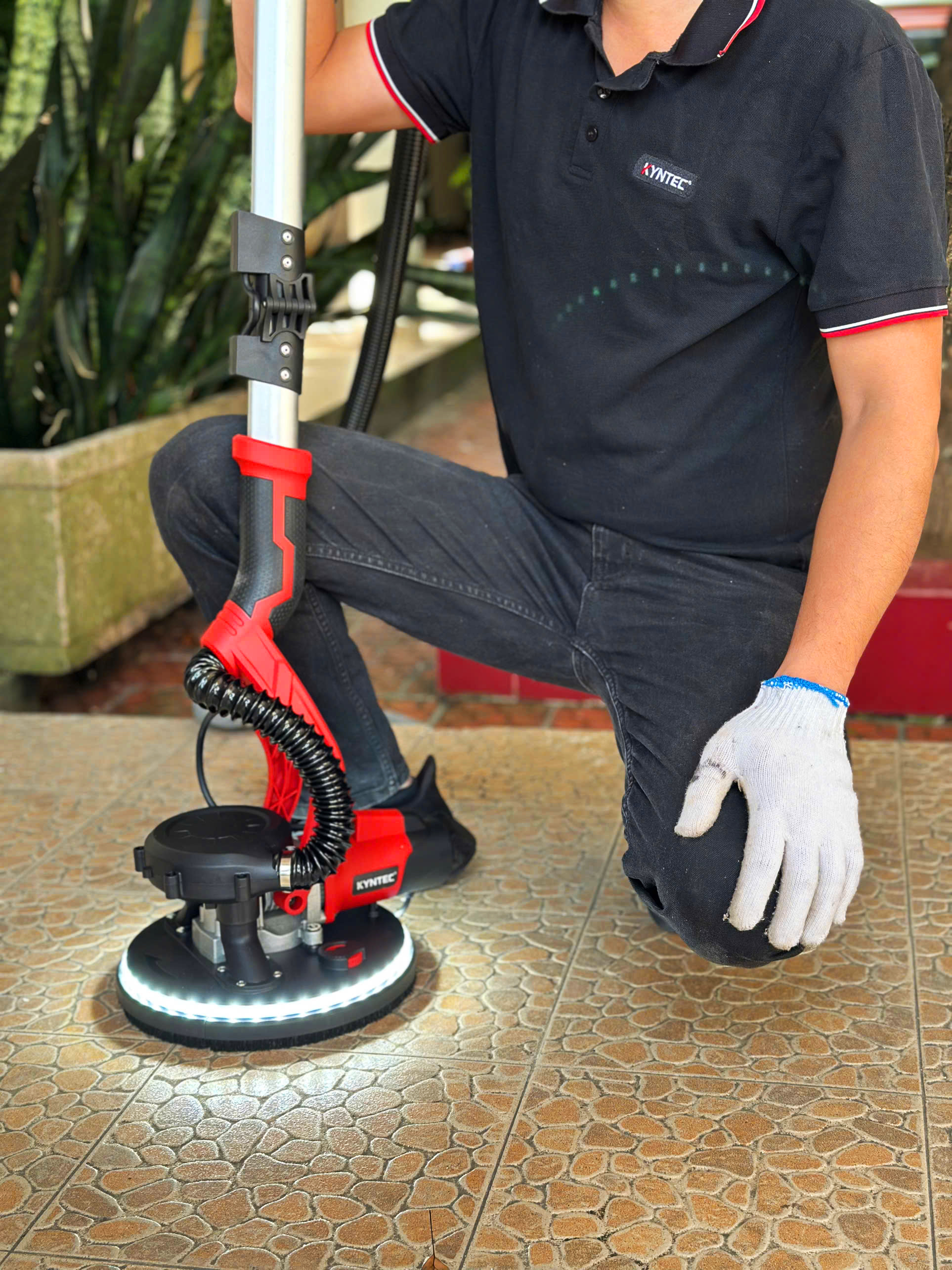 Máy chà tường dài cầm tay có hút bụi chính hãng Kynko Kyntec KT88 - 225