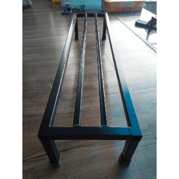 Kệ thép kê chậu cây. Dài 80cm. Rộng 30cm. Cao 20cm. 4 chân. 2 nan phụ. Hộp thép 2x2cm