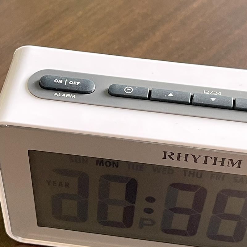 Đồng hồ Rhythm LCT102NR03 – KT 15.3 x 8.3 x 4.1cm / 230g. Vỏ nhựa. Dùng Pin.