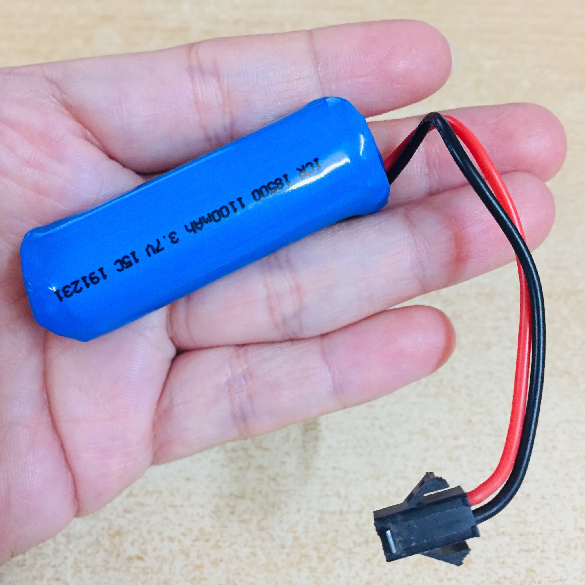 Pin sạc 3.7v 1100mah chân càng cua đen hình trụ