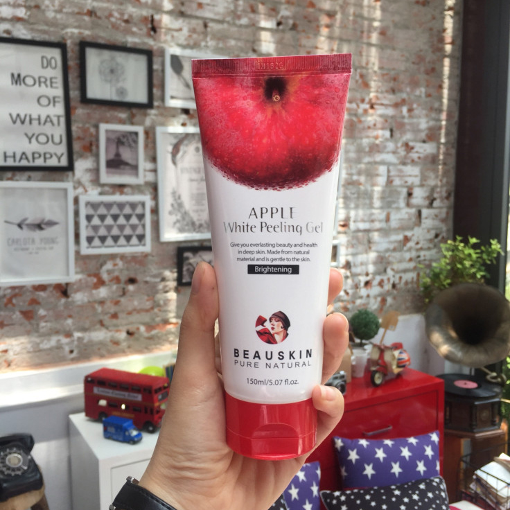 Tẩy da chết Beauskin Apple White Peeling 150ml + Móc khóa