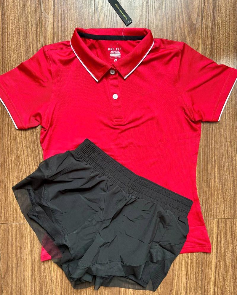 Set đồ nữ gồm áo thun cổ trụ và quần đùi 2 lớp phong cách thể thao sang trọng
