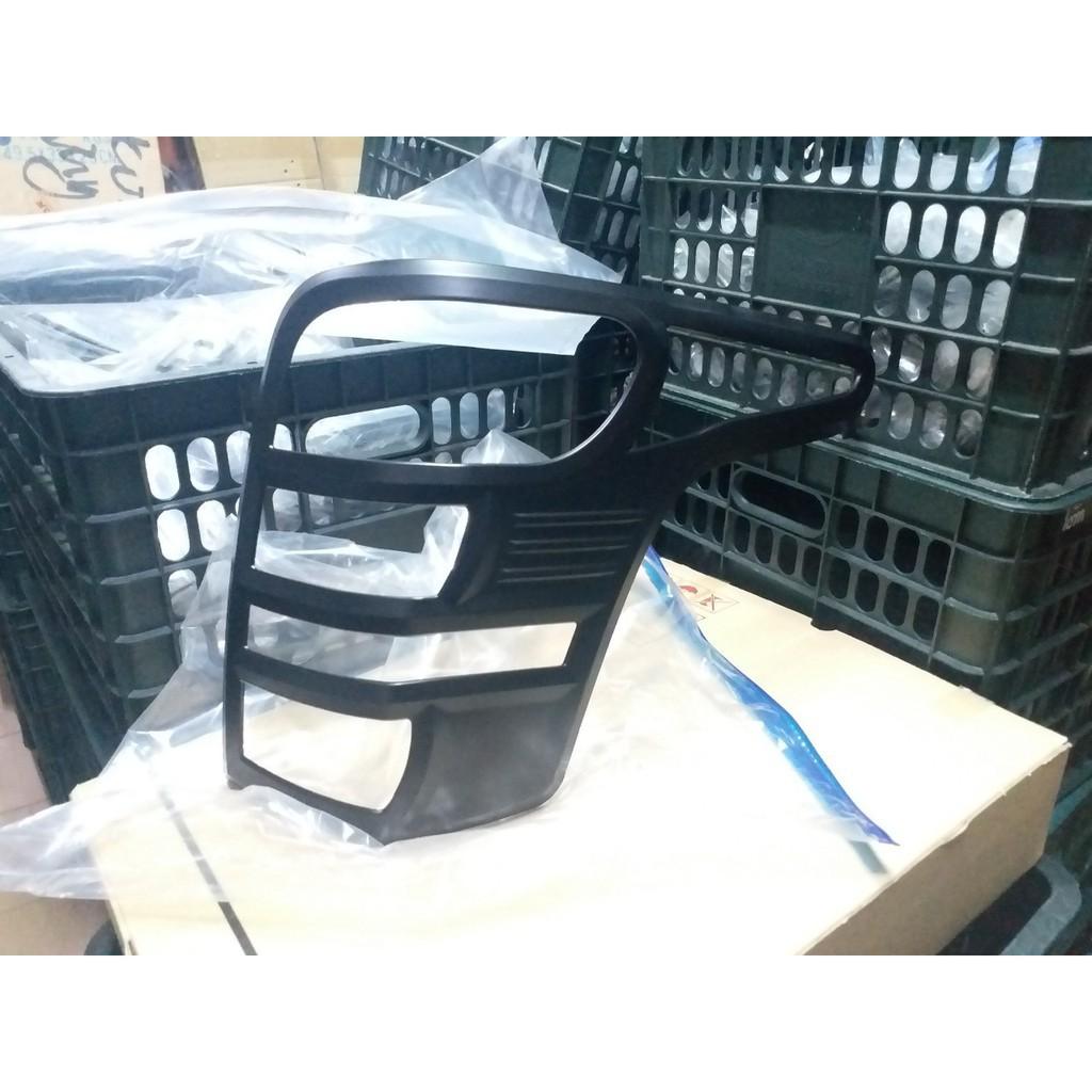 Bộ ốp đèn pha hậu đen xe dành cho Mitsubishi Triton 2016-2020