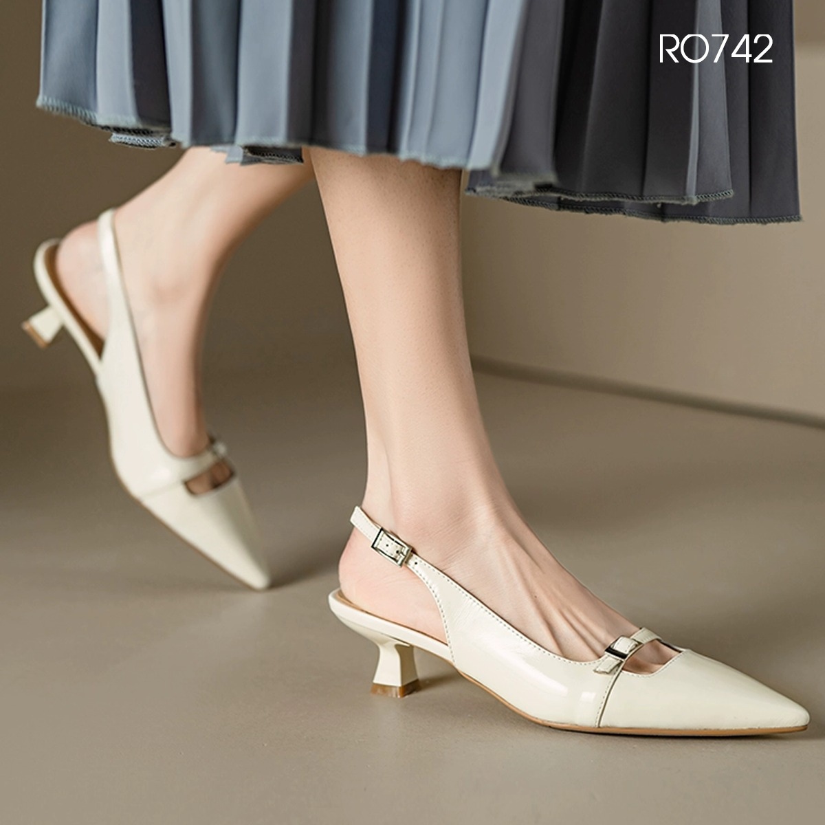 Giày nữ mũi nhọn, quai sau ROSATA RO742 - 4p - Đen, Kem - BKSTORE