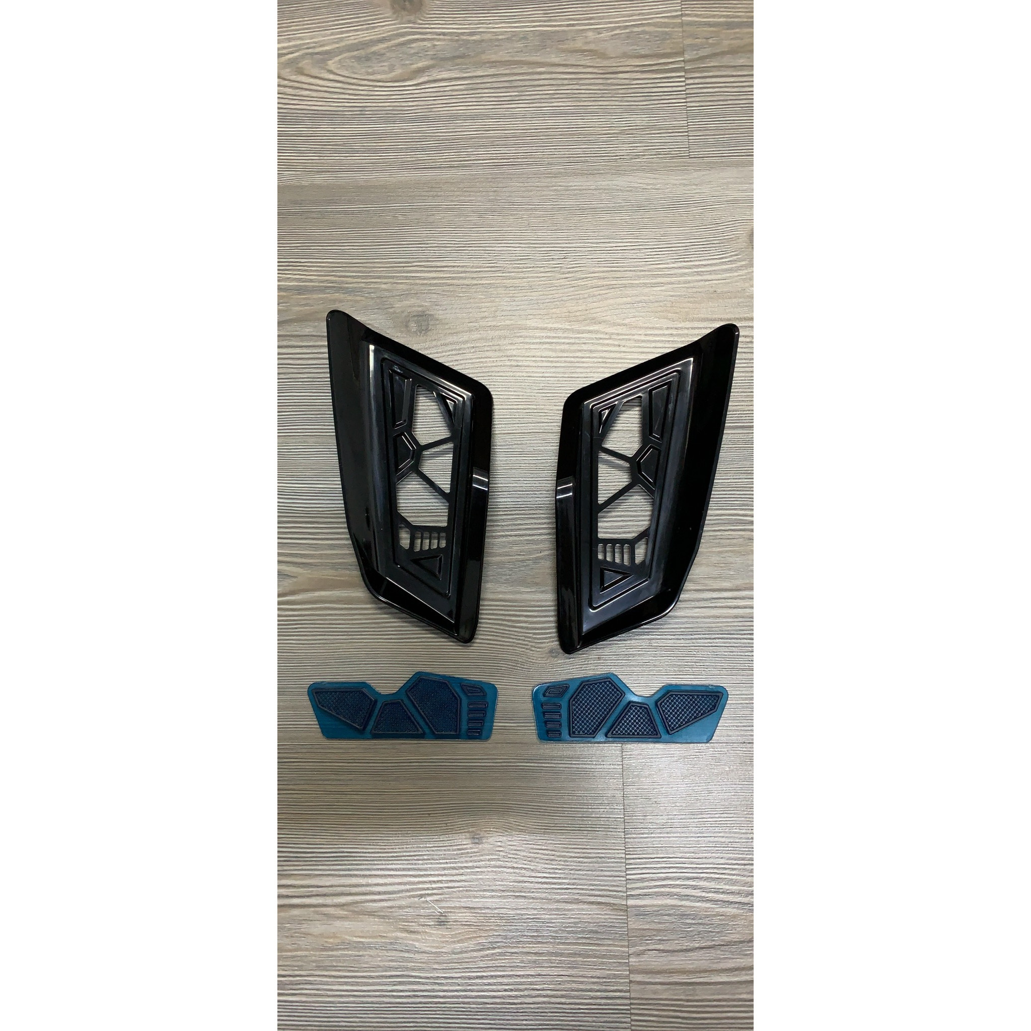 Gác chân em bé dành cho xe Air Blade 2020 đen bóng.