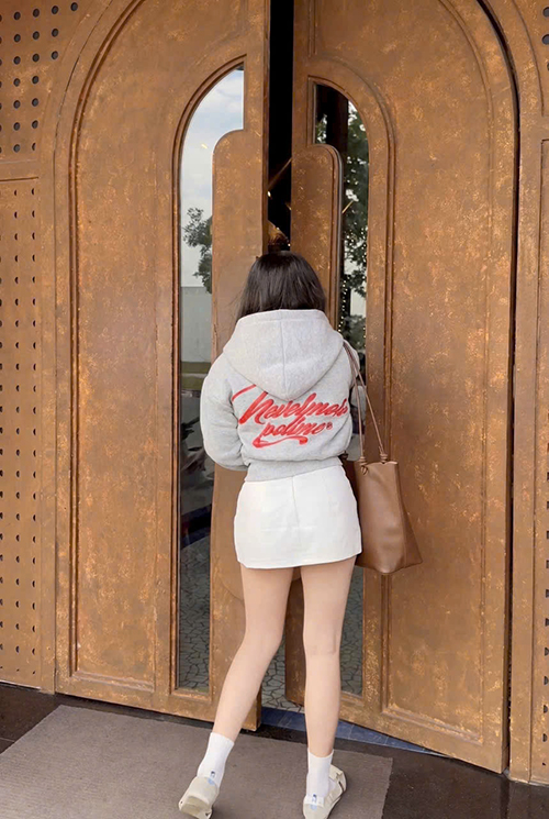 Áo Khoác Lửng in nổi chữ, chất thun nỉ xuất khẩu(vải 2m) dày mịn,nón rộng 2 lớp vải ,logo in nổi , bo gân,tay xỏ ngón ,có 2 túi trong.form dưới 60kg.dáng lửng