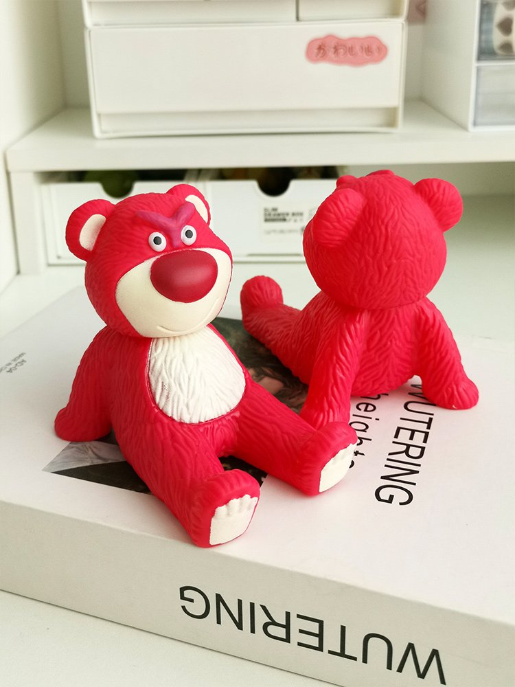 Giá đỡ kệ đỡ điện thoại, máy tính bảng gấu dâu Lotso cute đáng yêu trang trí bàn học, ô tô