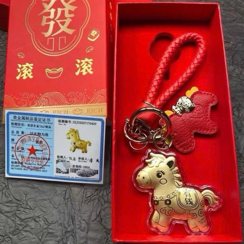 (Loại full hộp) Móc Khóa Ngựa Vàng Phong Thủy Tài Lộc Dây Đỏ May Mắn Cho Xe – Túi – Chìa Khóa