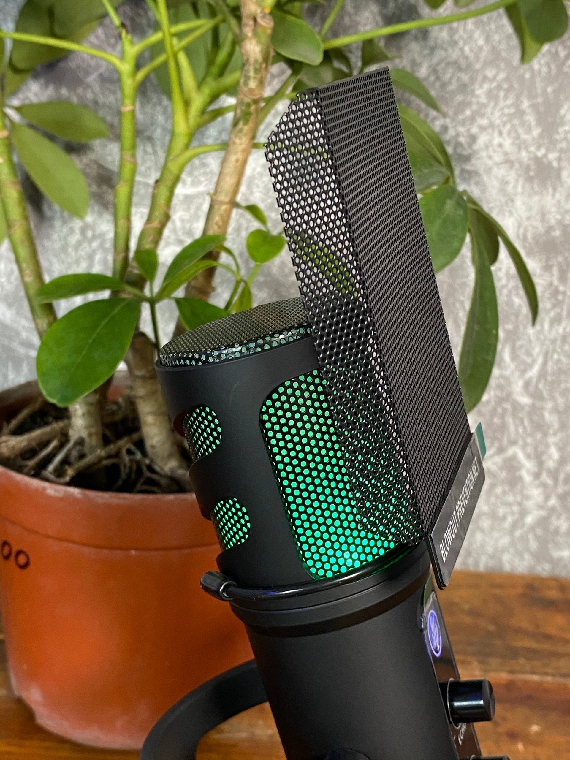 [SALE KHỦNG] Micro Thu Âm - Micro Hát Karaoke Bluetooth Không Dây - Micro Thu Âm MTmax Max05 Pro Có echo Đèn RGB - Chiếc Micro Hoàn Hảo Cho Streamer, Các Nhà Sáng Tạo Nội Dung, Chuyên Quay Video Tiktok, Vlog, Livestream Bán Hàng,Thu Âm Tốt hàng chính hãng