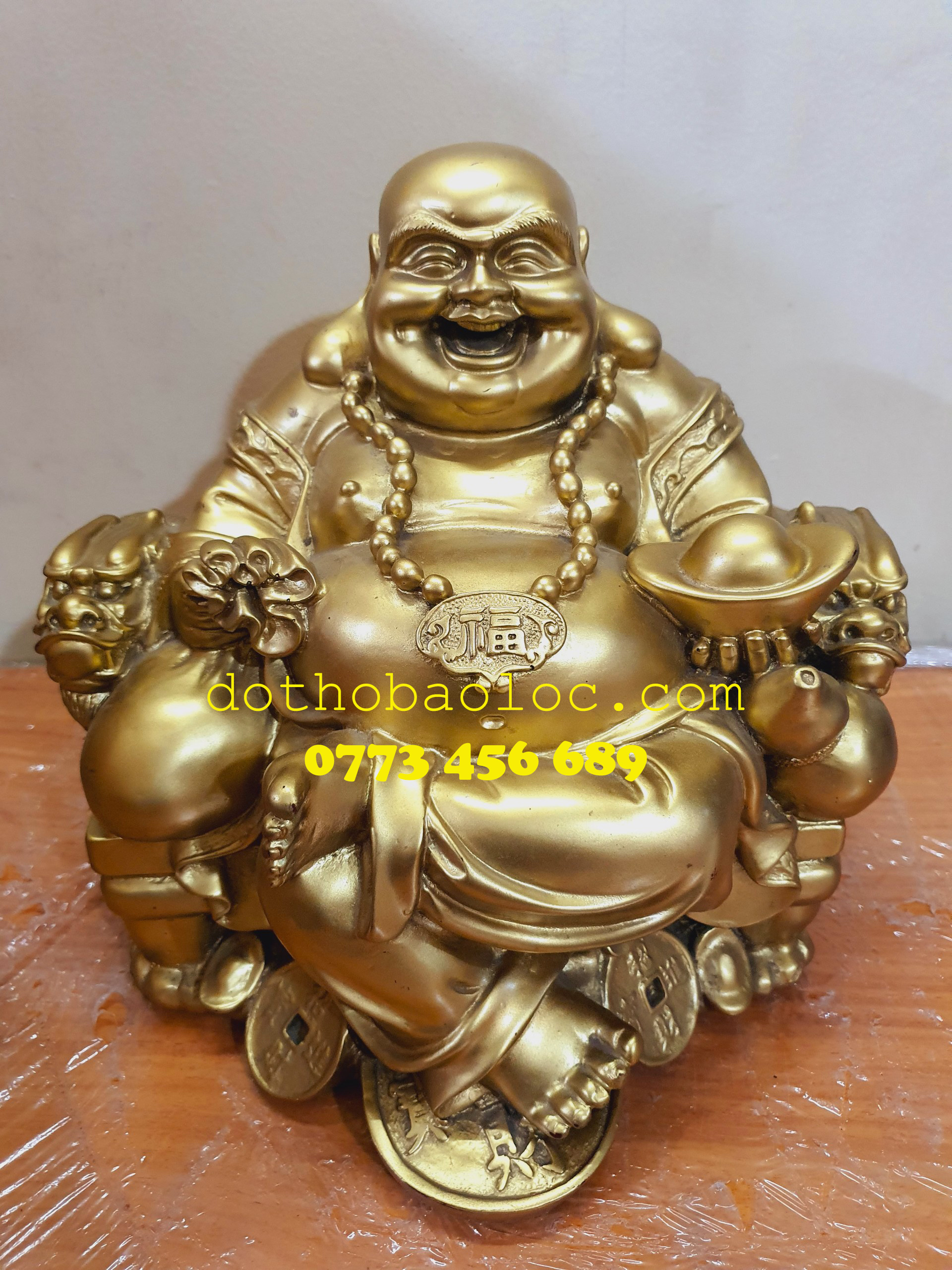 Tượng Di Lặc bột đá cầm thỏi vàng cao 28cm