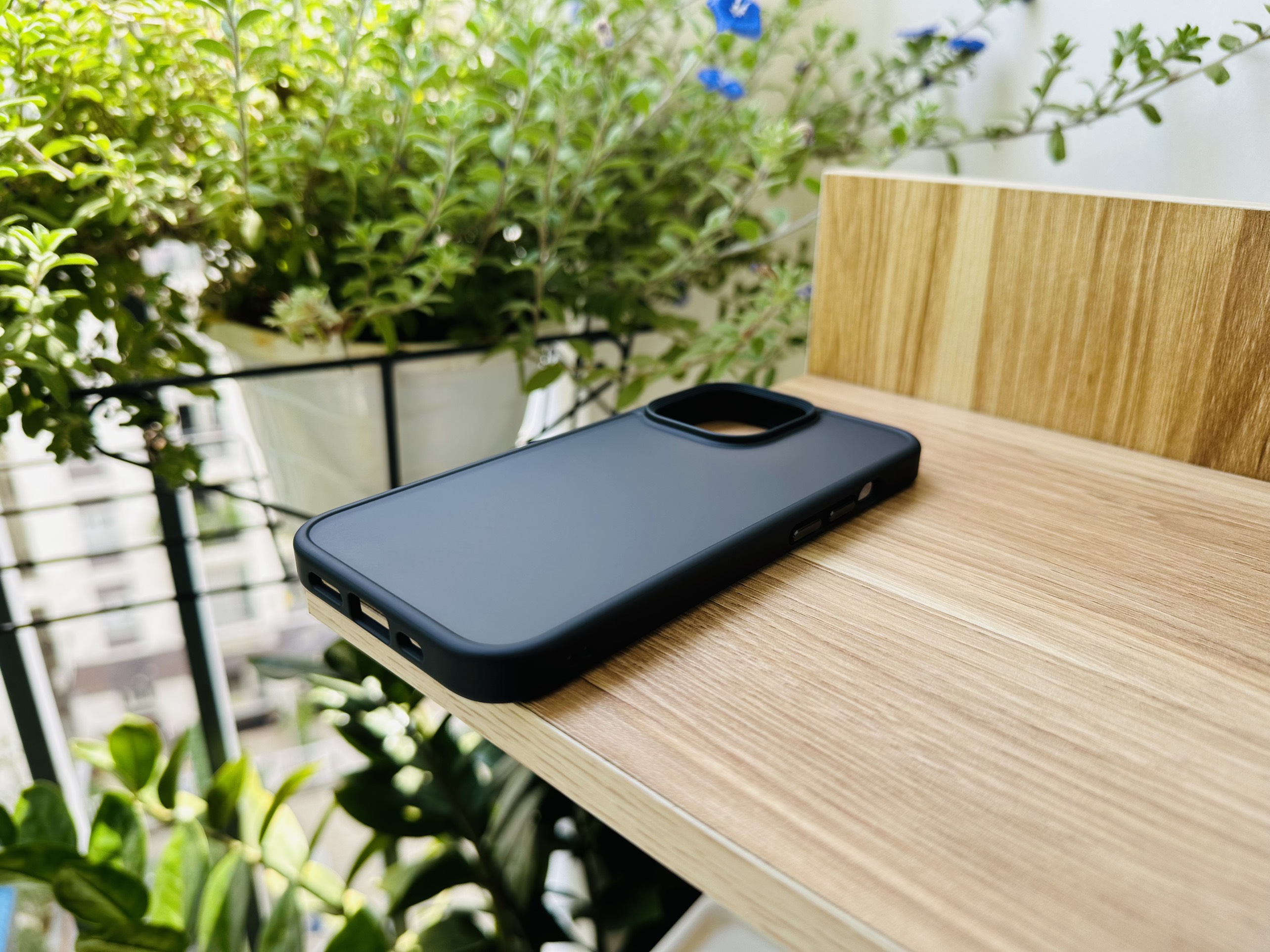 Ốp lưng dành cho  iPhone 13 Pro Likgus lưng nhám viền màu- Hàng chính hãng