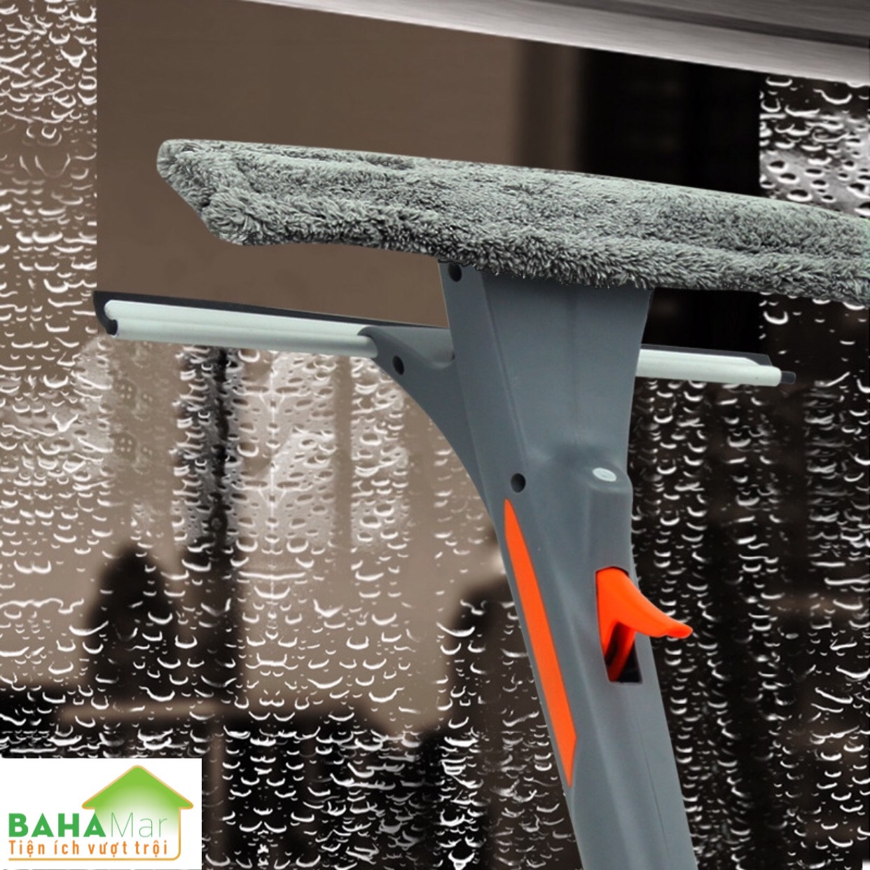 CÂY LAU KÍNH 3 TRONG 1 BAHAMAR rất tiện dụng khi tích hợp cả bình xịt gắn vào đầu cây lau có gạt kính và bông lau đồ
