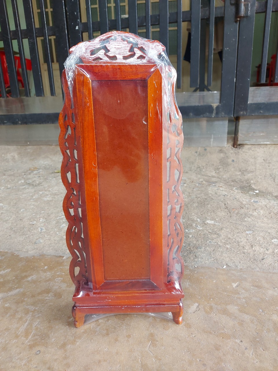 Bài vị để bàn thờ gia tiên viền hoa gỗ tràm cao 48 cm