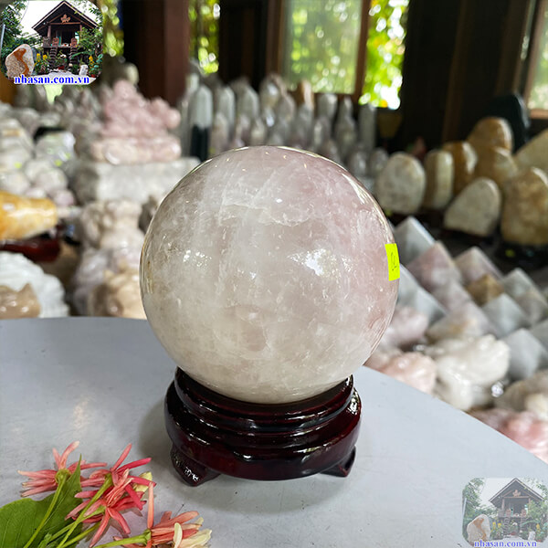 Quả cầu thạch anh hồng tự nhiên giúp mang lại cát khí-10cm-1.2kg-QC1034