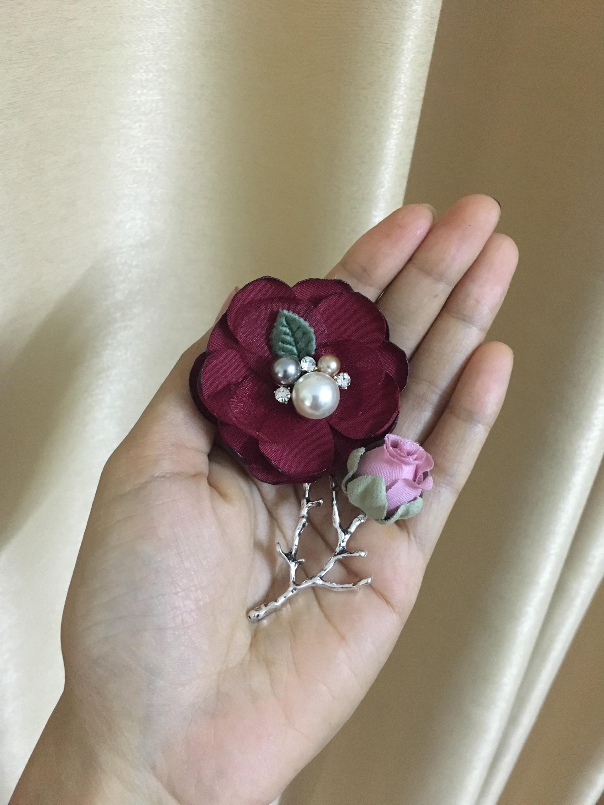 Hoa cài áo handmade chùm hồng