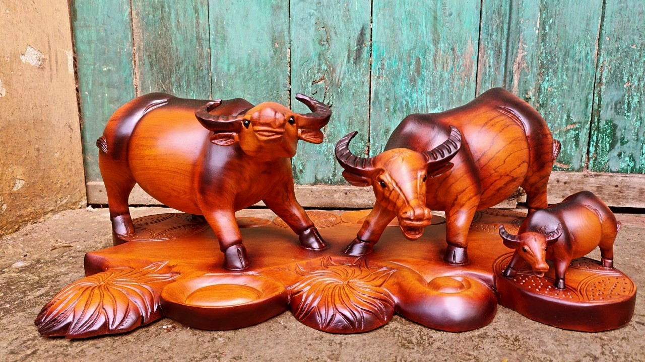 Tượng gia đình trâu tranh trí phong thủy e được làm bằng chất liệu gỗ hương đá tô làm mầu giả cổ kt 60×32×23cm