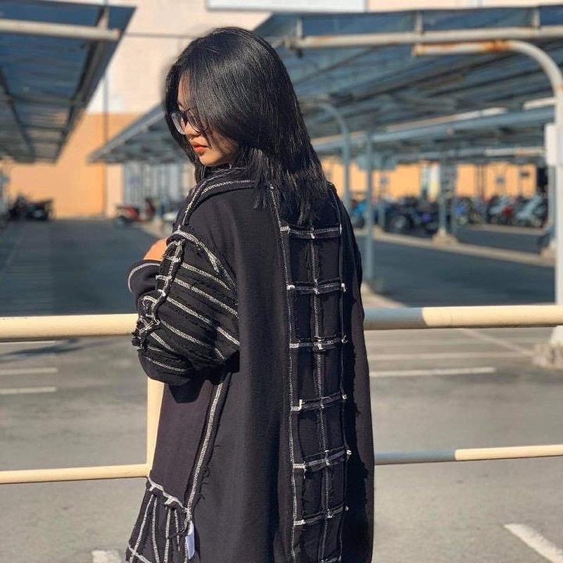 ÁO “TVD ÁO ĐEN DÀI TAY NGUC XẺ ĐÔI ”