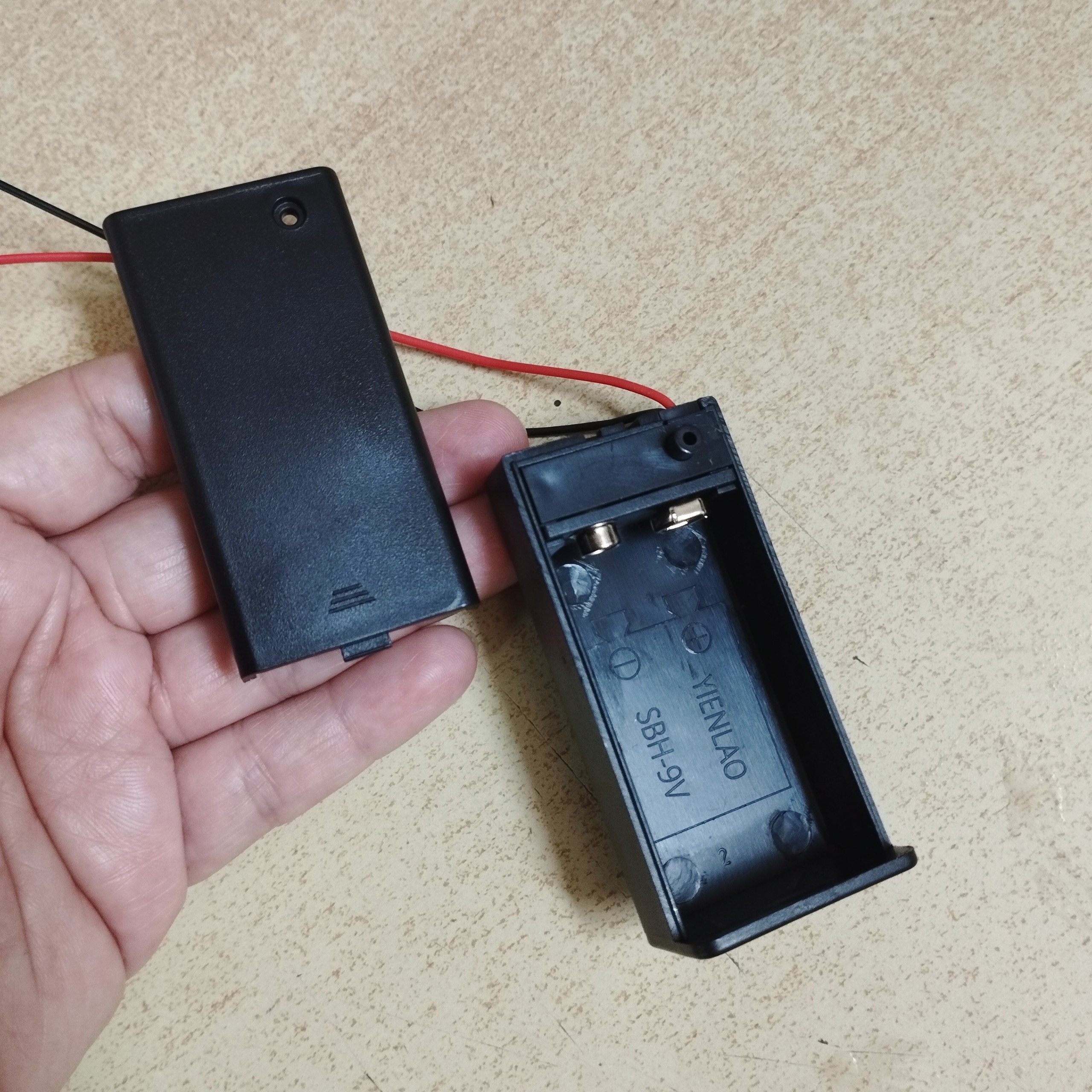 Khay pin 9V có nắp đậy kèm công tắc để chế tạo