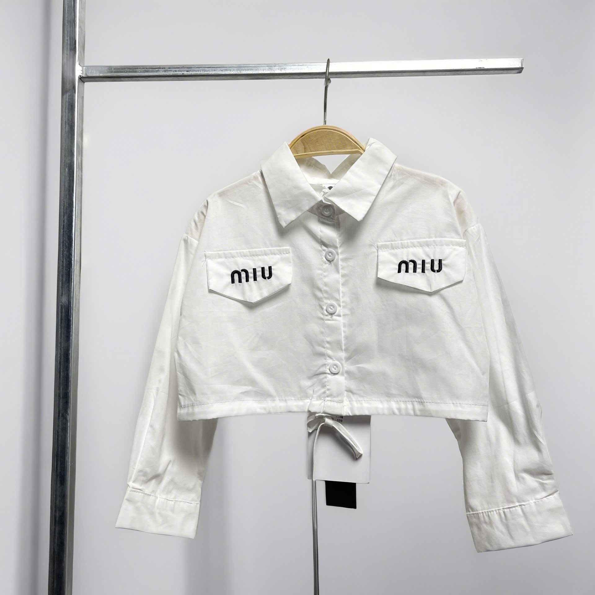 Áo sơ mi bé gái màu trắng dáng croptop 4-10 tuổi thêu chữ miu chất liệu vải thô mềm cao cấp