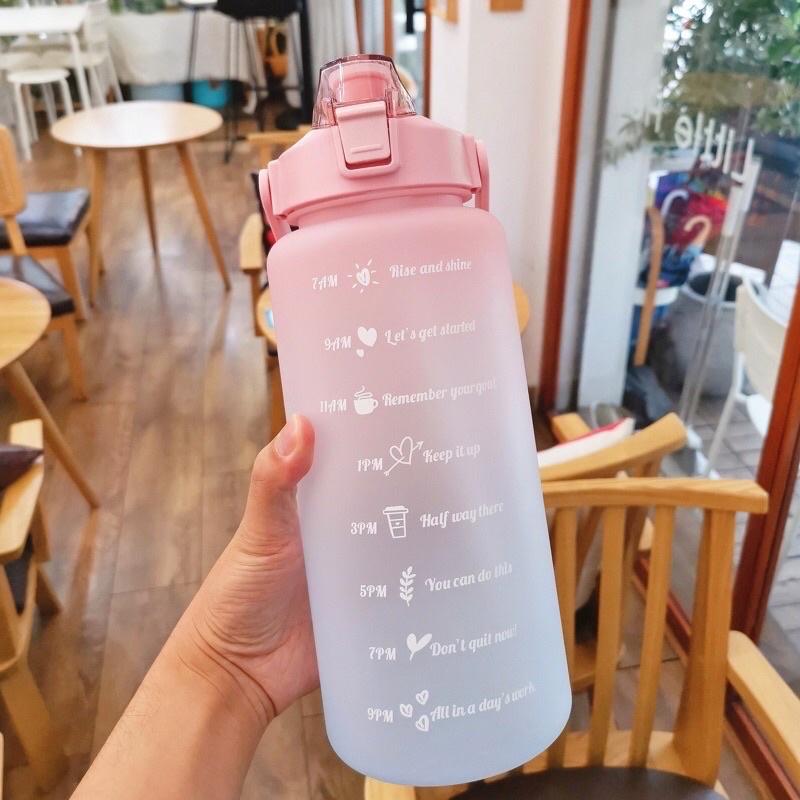 Bình Nước 2 Lít Nhắc nhở uống nước Mỗi Ngày Tiện Lợi An Toàn Cho Sức Khoẻ có miếng dán stick dễ thương