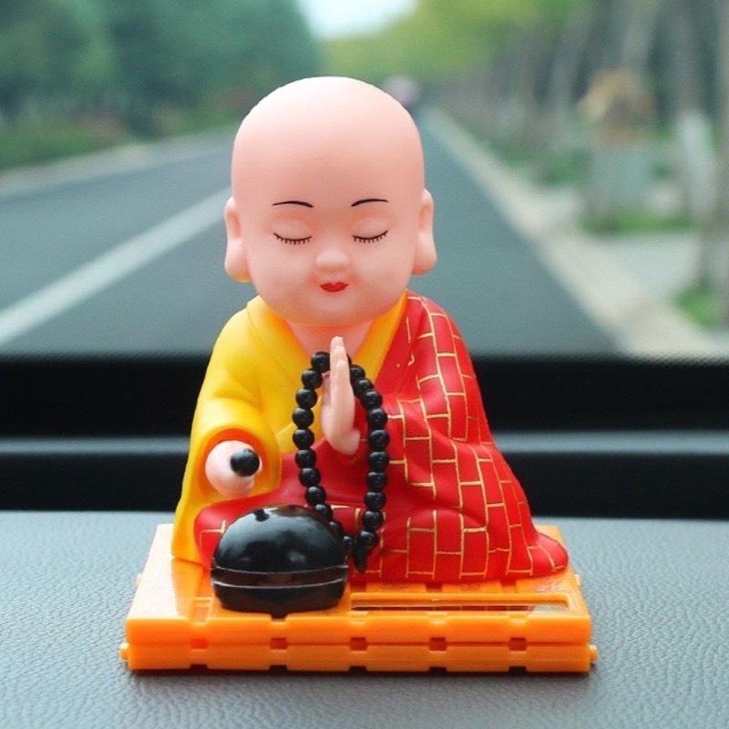Tượng Phật Di Lặc Gật Đầu Vẫy Quạt dùng bằng năng lượng mặt trời để xe ô tô, ban thần tài hút tài lộc cho gia chủ