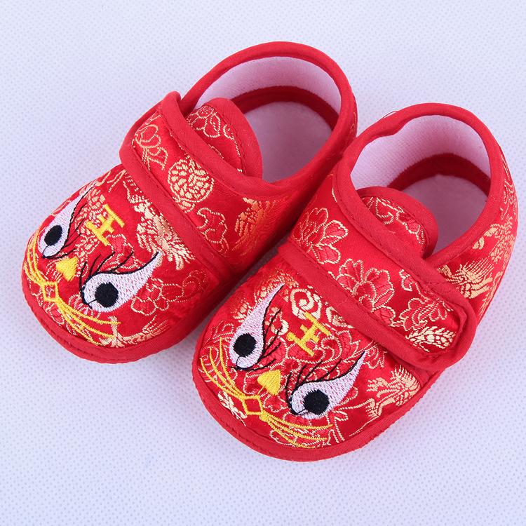 Giày đỏ họa tiết trung hoa cho bé