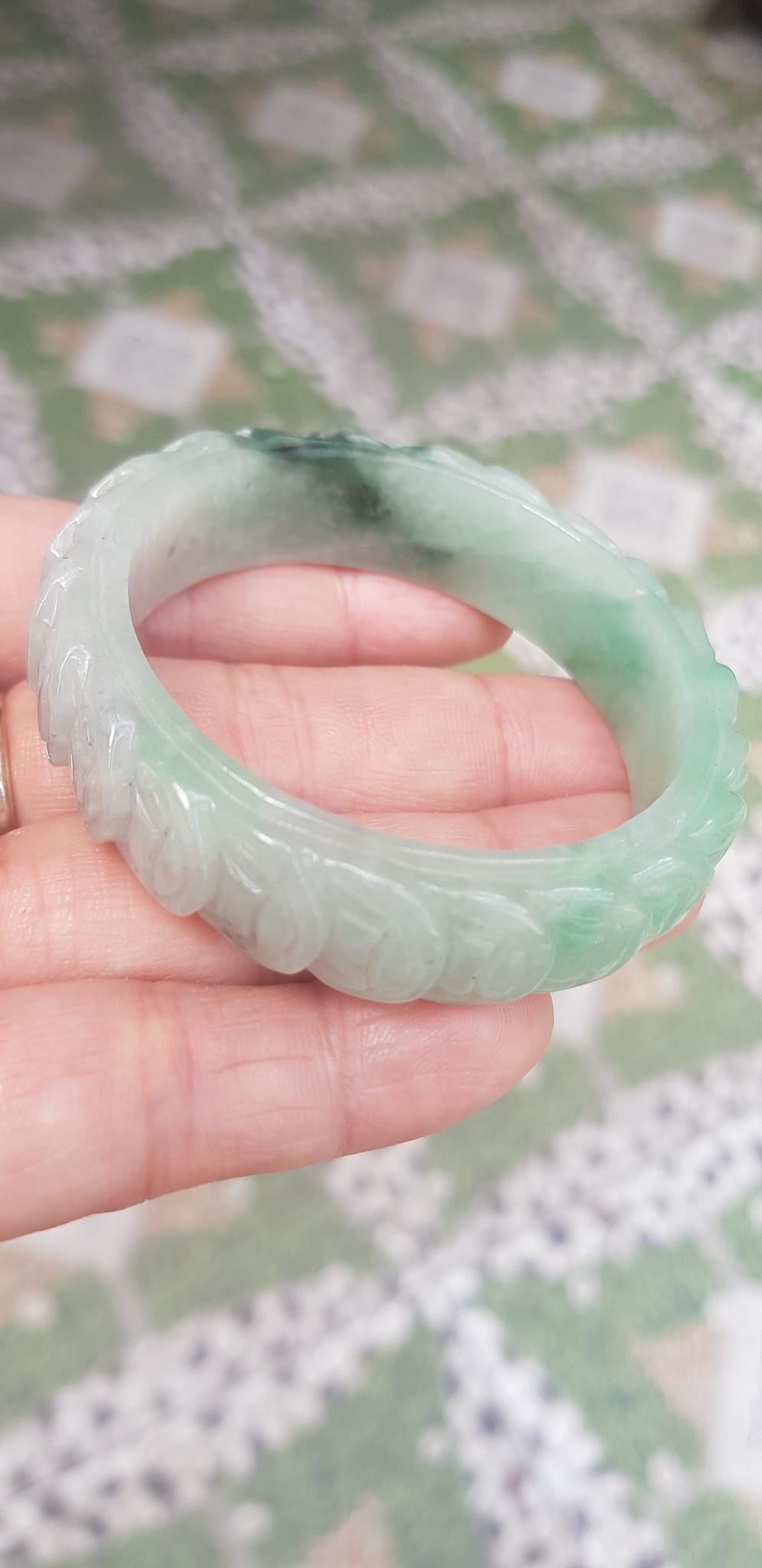 Vòng tay đá ngọc Cẩm Thạch dãy Đồng Tiền Tự nhiên Size 48mm x cao 13mm x dầy 7mm Màu trắng bóng ngọc ngà điểm xanh nhẹ đẹp may mắn tài lộc Nữ mệnh kim mệnh thủy tay nhỏ 35kg - 48kg đeo ạ