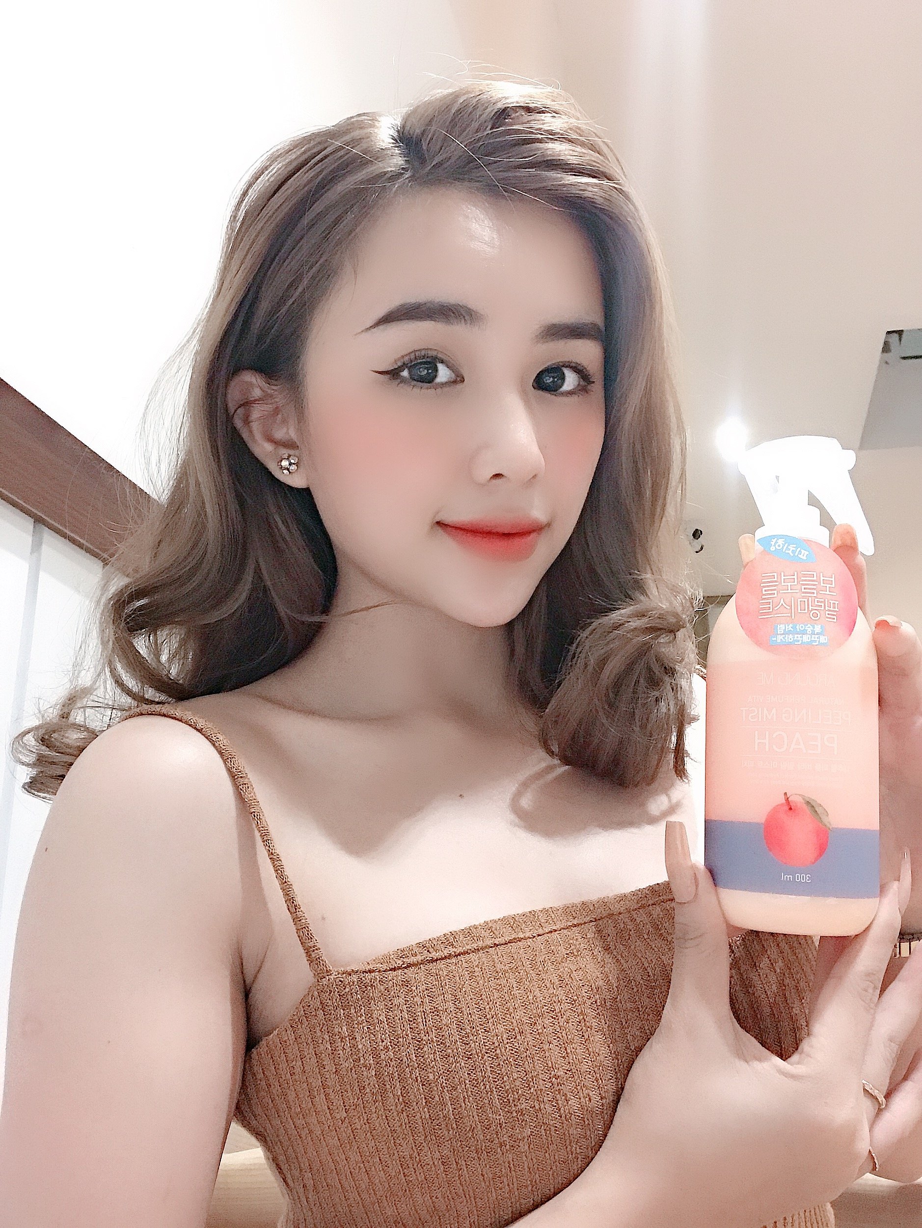 Xịt Tẩy Tế Bào Chết Around Me Toàn Thân Hương Đào Vita Peeling Mist Peach 300ml