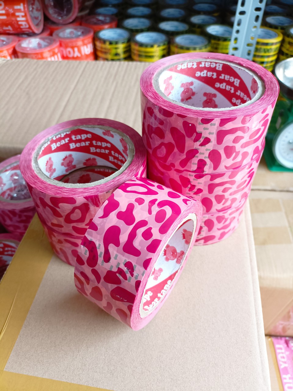1 cuộn băng keo màu hồng in họa tiết đẹp, độc lạ