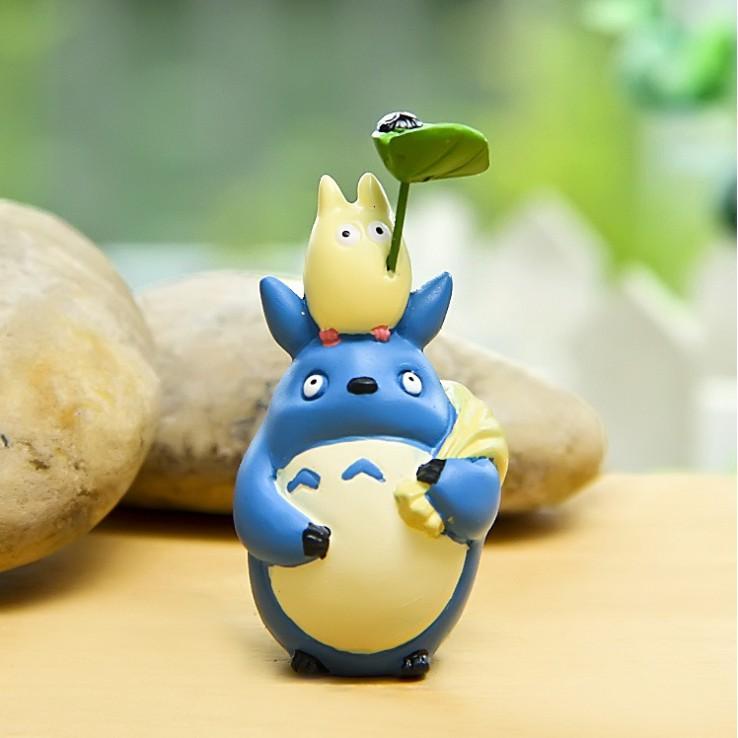 Mô hình Chu Totoro đội Chibi Totoro cầm chiếc lá có Susuwatari (bồ hóng)