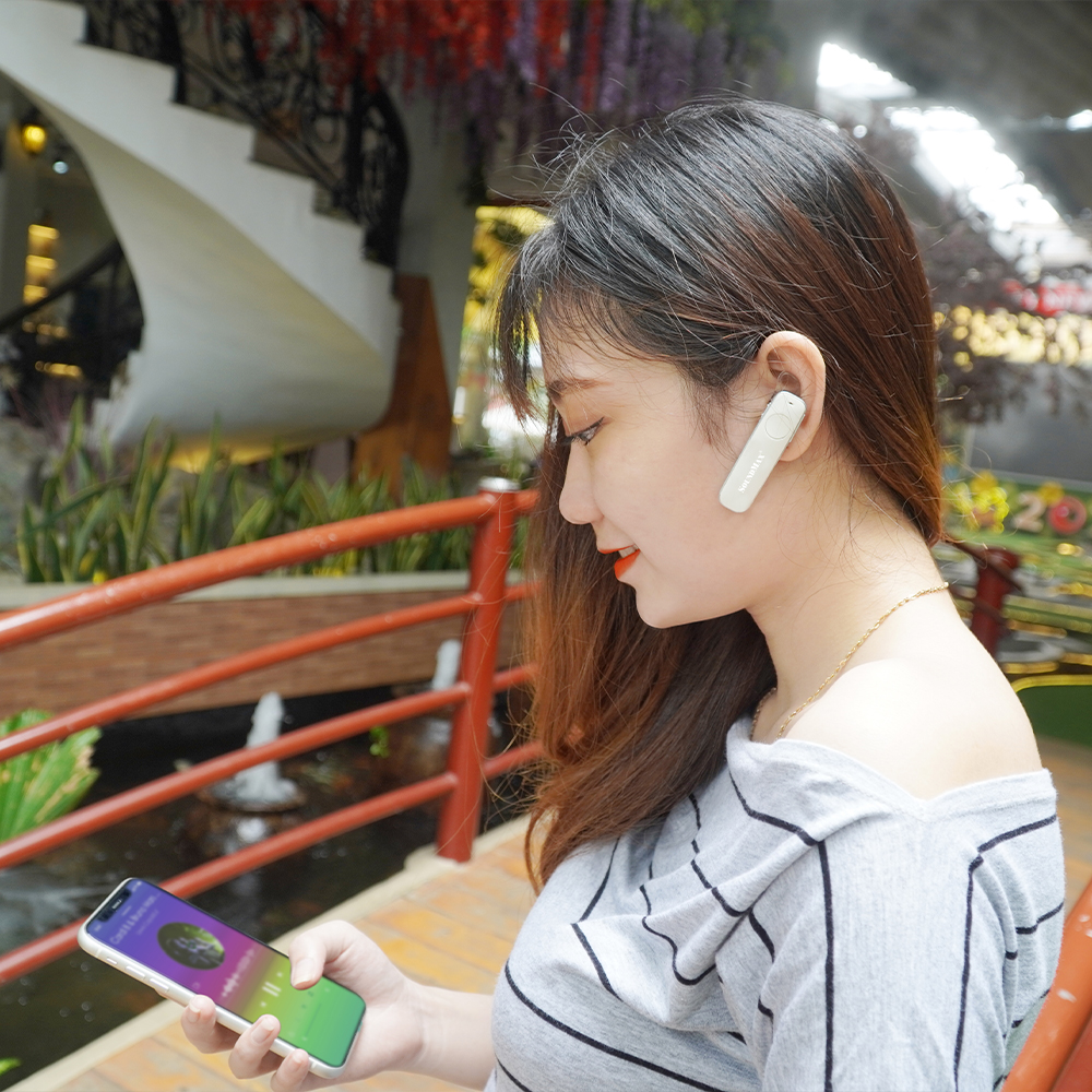 Tai nghe đàm thoại bluetooth + loa kiêm đế sạc năng lượng mặt trời SoundMax F-3 | Bluetooth Earphone + Solar Charging Dock with Speaker SoundMax F3 - Hàng Chính Hãng