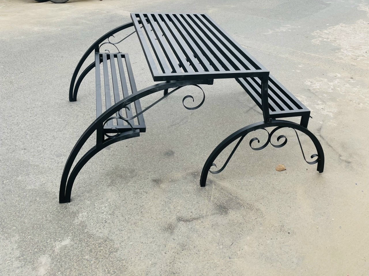 Ghế sân vườn thông minh Juno Sofa mở thành bàn ghế đôi mặt bàn nhựa