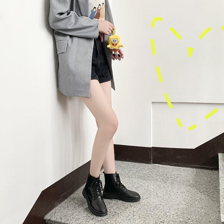 Nữ Nam Hàn cởi giày gót đen, giày Martin