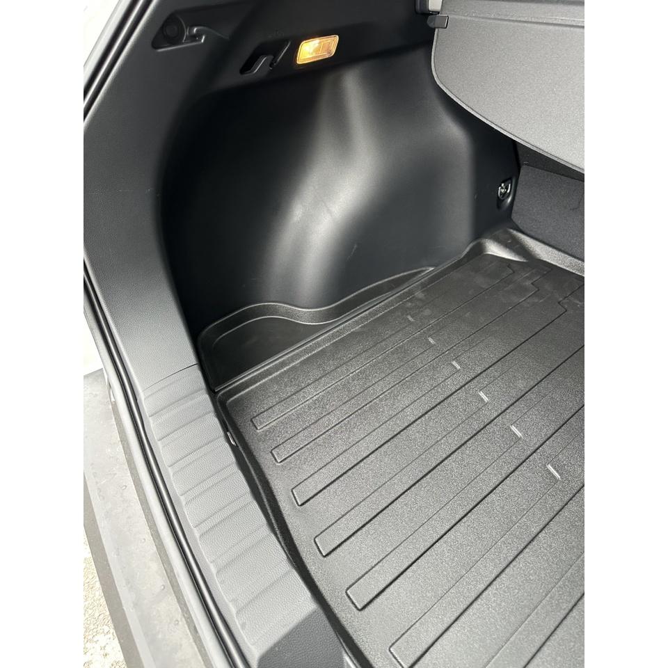 Thảm lót cốp xe ô tô Toyota Cross nhãn hiệu Macsim hàng loại 2