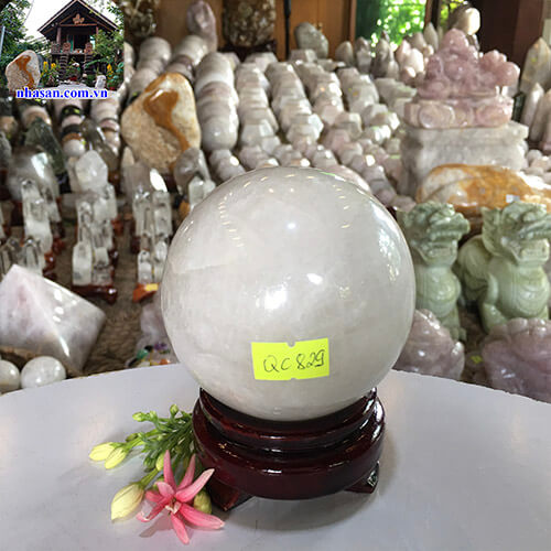 Quả cầu phong thủy đá thạch anh trắng tự nhiên giúp phát triển trí tuệ QC829 nặng 800gr đường kính 8.3cm  – Vật phẩm phong thủy tài lộc, may mắn và bình an