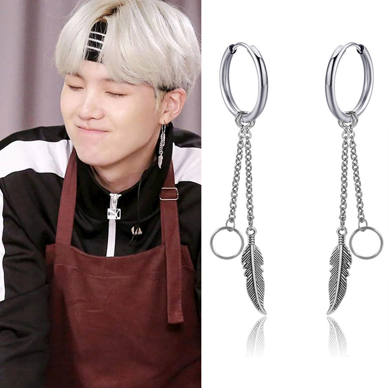 Khuyên tai idol Suga BTS đeo 1 bên