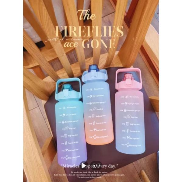 Bình nhựa 2L có vạch nhắc giờ uống nước kèm sticker dễ thương