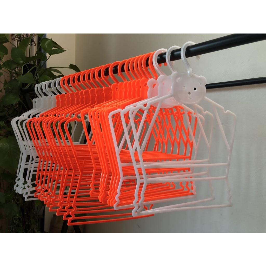 Móc treo quần áo bộ trẻ em size nhỏ size lớn hình mặt gấu dễ thương, chất liệu nhựa trắng trong cao cấp đầu móc xoay 360