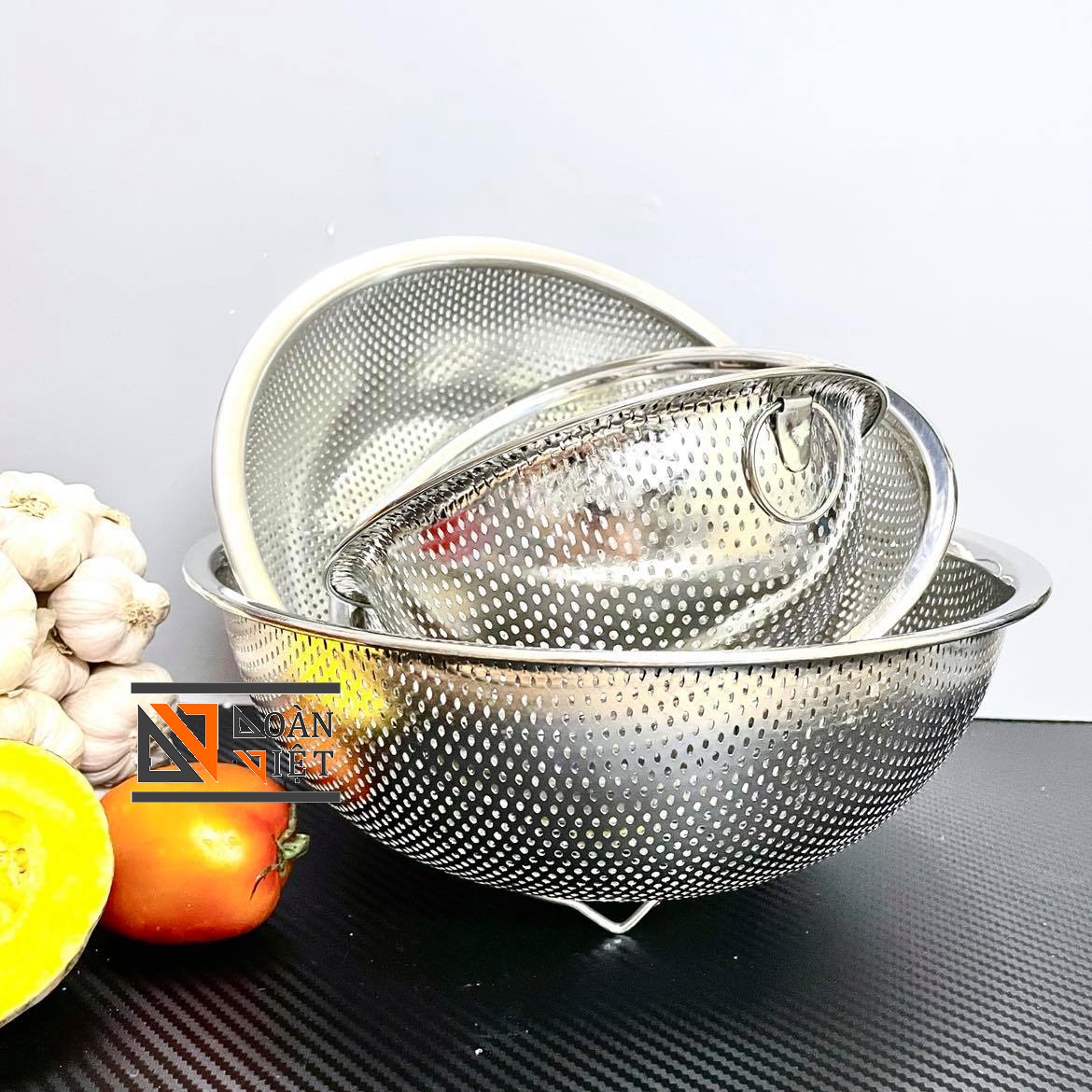  RỔ INOX (RÁ INOX) CAO CẤP. Dụng cụ đựng chứa thực phẩm với 3 chân cao TIỆN LỢI dùng trưng hoa quả, rửa rau củ quả, phơi hong bánh