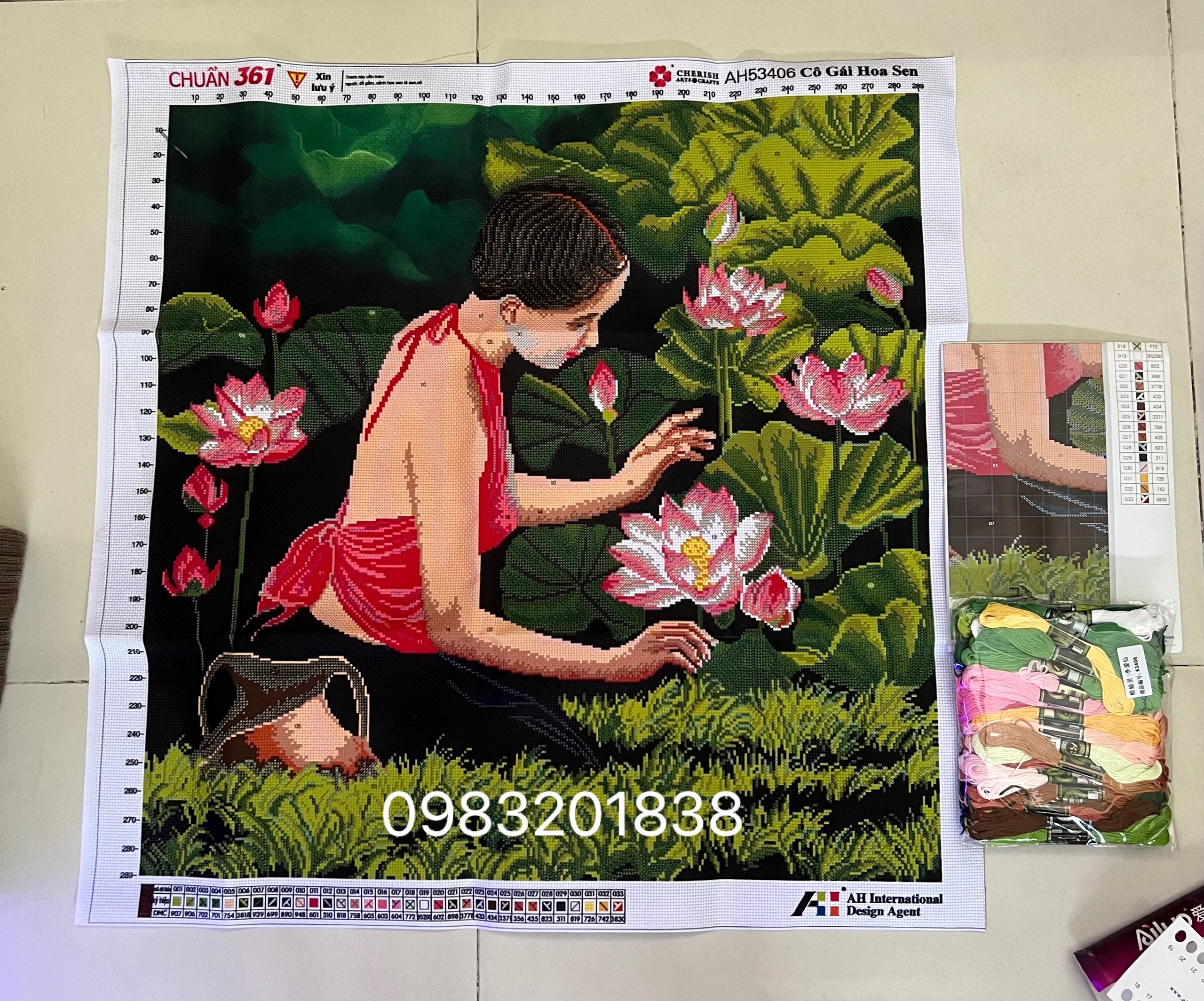 Tranh thêu chữ thập Cô gái bên sen AL53406, kích thước 76 x 76 cm