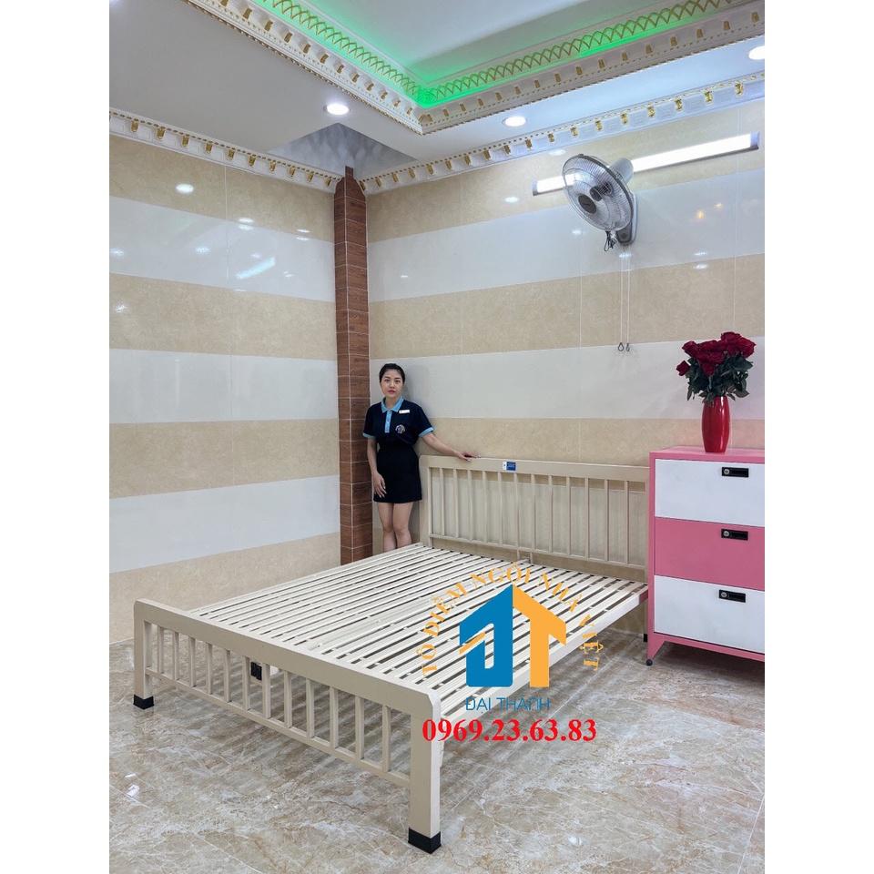 Giường sắt mẫu mới 1m6x2m màu kem