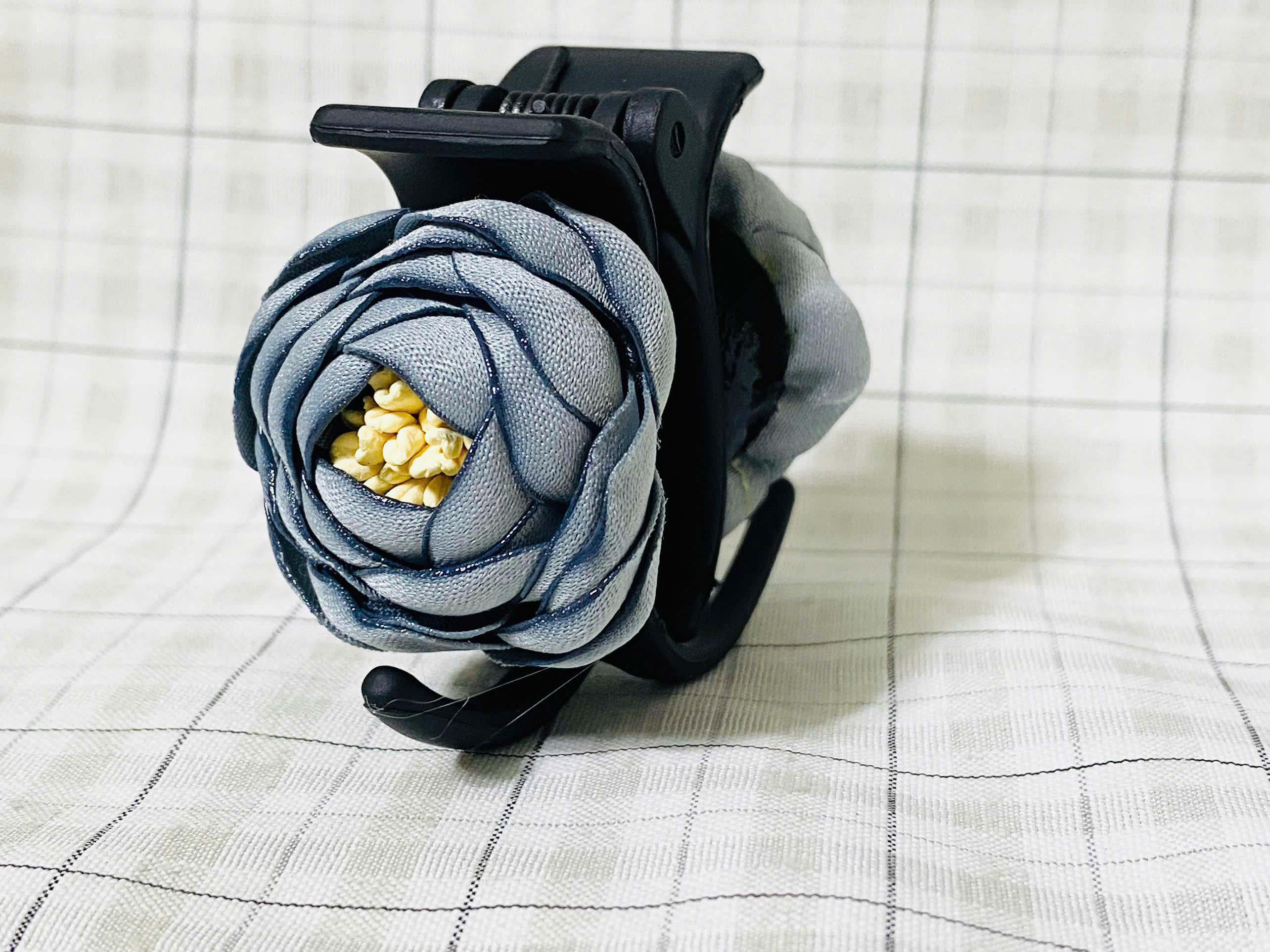 Kẹp tóc càng cua 3 răng đính hoa hồng vải màu xanh đậm kiểu Hàn Quốc