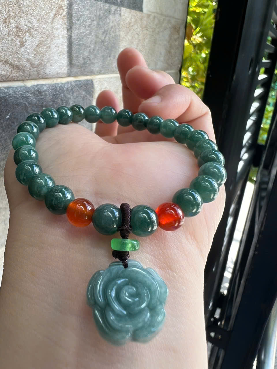 Vòng Tay Chuỗi Nữ Đá Cẩm Thạch Xanh Lam Đậm Tự Nhiên Mix Bông Hồng rất là xinh đẹp size hạt 7mm các chị em nữ mệnh thủy mệnh mộc mệnh và hỏa đeo chuẩn hợp món quà tặng phụ nữ quà sinh nhật đẹp ý nghĩa rẻ đẹp ạ