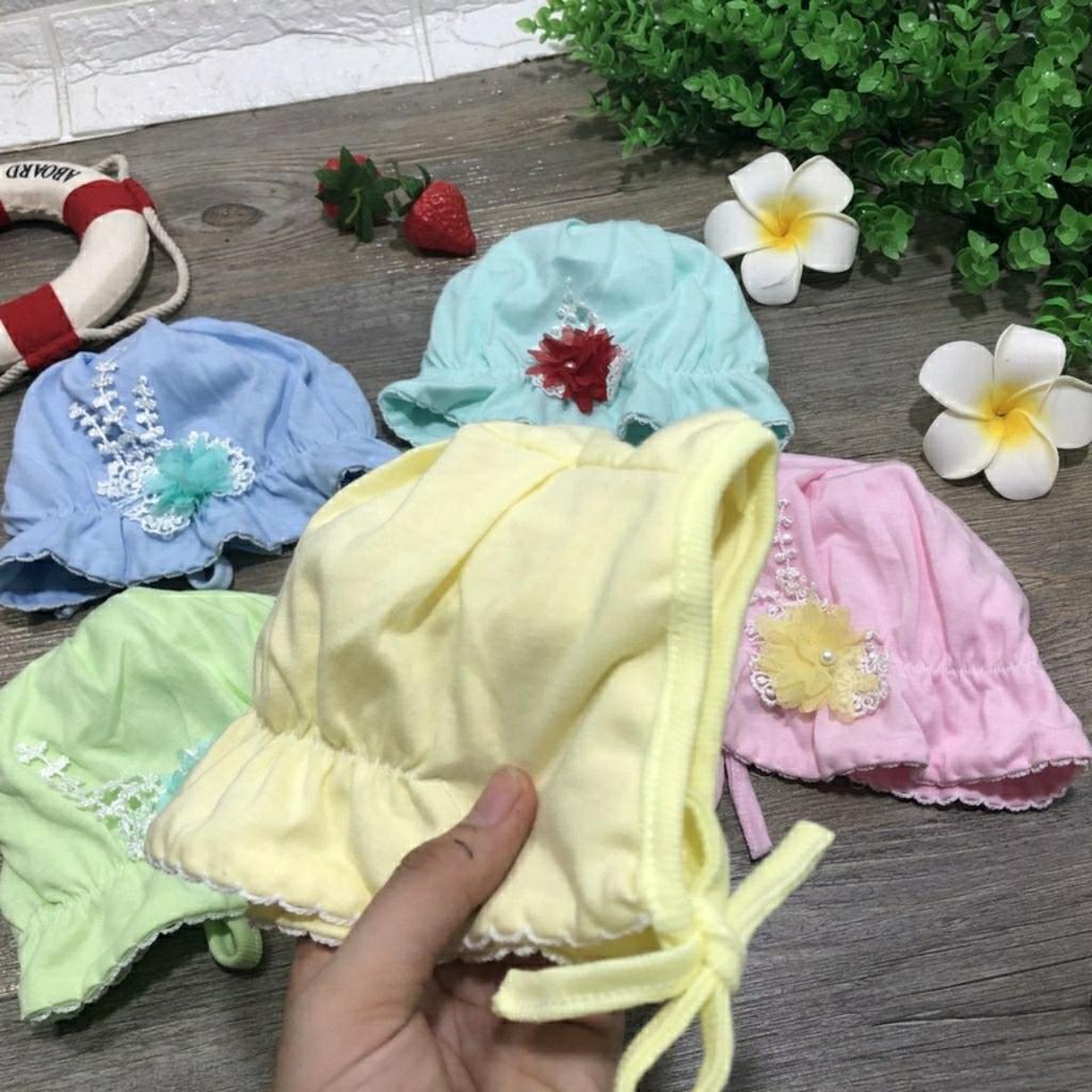 (1 chiếc) Mũ cotton sơ sinh bèo đính hoa dây buộc Baby Hằng Trang cho bé từ 0-3 tháng